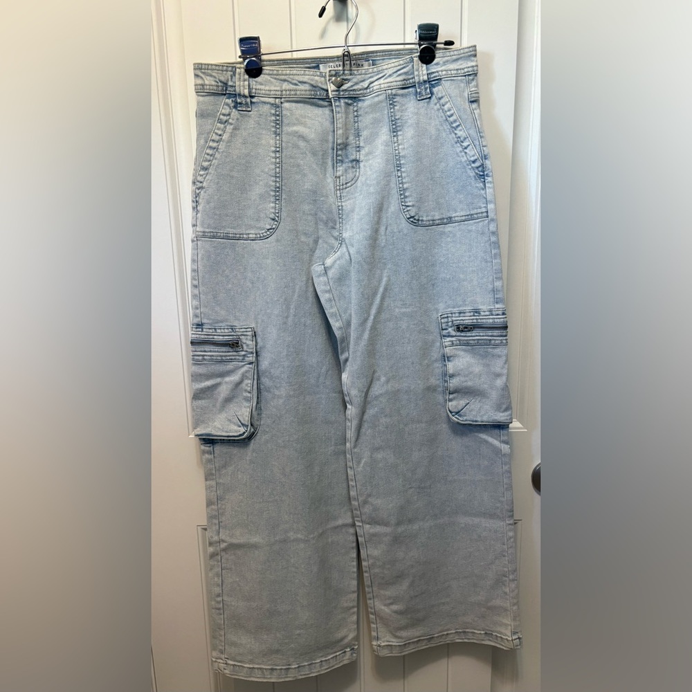 Celebrity Pink Light Wash wide leg Cargo Denim Jeans. Size 13/31.  NWT.